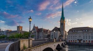 Summer School Suiza HES-SO — beca exclusiva sobre innovación en la industria relojera para estudiantes UDD